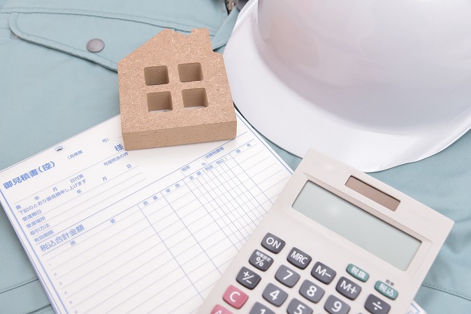 電卓とヘルメット